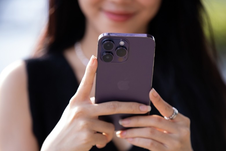 Doanh số bán smartphone tại Việt Nam tăng 34% so với cùng kỳ. Ảnh: Phương Lâm.