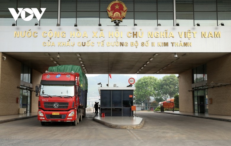 COVID-19 cộng với chính sách phòng dịch phía Trung Quốc ảnh hưởng mạnh tới giá trị xuất nhập khẩu qua Lào Cai.