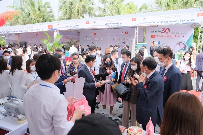 Sản phẩm dâu tây thu hút các đại biểu tham quan tại sự kiện “Gặp gỡ Thanh Hóa – Hàn Quốc” ngày 24/3/2022.