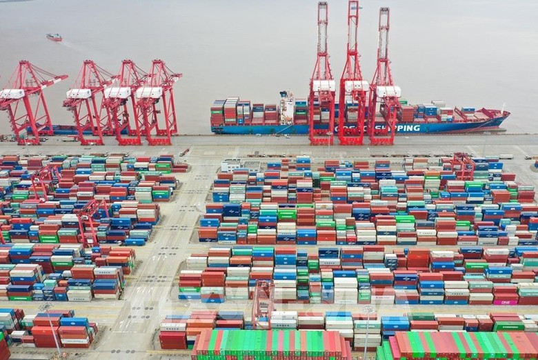 Hàng hoá tại cảng Dương Sơn, Thượng Hải. Ảnh: TTXVN