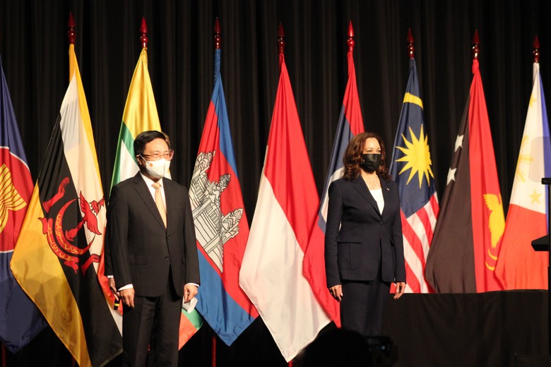 Phó Thủ tướng Phạm Bình Minh và Phó Tổng thống Mỹ Kamala Harris tại buổi khai trương CDC khu vực chiều nay - Ảnh: Ngọc Diệp