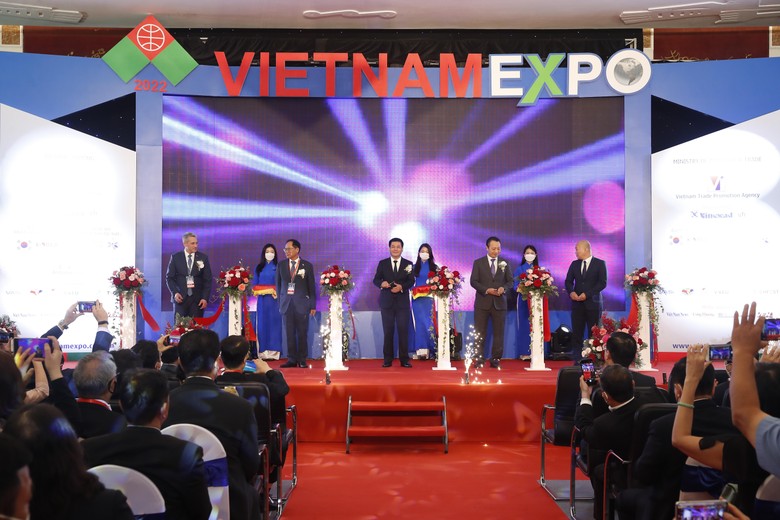 VIETNAM EXPO Kicks Off in Hanoi with More Than 400 Enterprises
