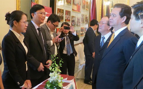 Thủ tướng Nguyễn Tấn Dũng thăm khu giới thiệu về SMiC