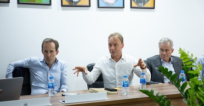 Ông Hein Schumacher (áo trắng) hào hứng chia sẻ các kế hoạch phát triển giữa 2 tập đoàn trong thời gian sắp tới