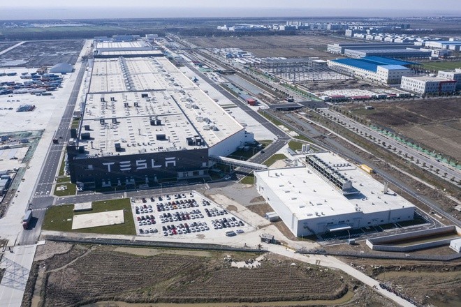 Nhà máy sản xuất ô tô duy nhất của Tesla bên ngoài nước Mỹ đã không nhận được các linh kiện cho Model 3. Ảnh: Bloomberg.