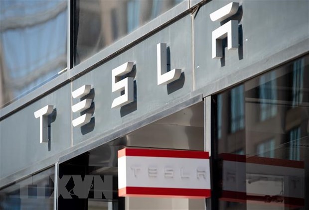 Biểu tượng Tesla tại cửa hàng ở Washington, DC, Mỹ. Nguồn: AFP/TTXVN