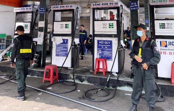Lực lượng cảnh sát khám xét cây xăng doanh nghiệp tư nhân xăng dầu Bình Long. Ảnh: Công an tỉnh Đồng Nai
