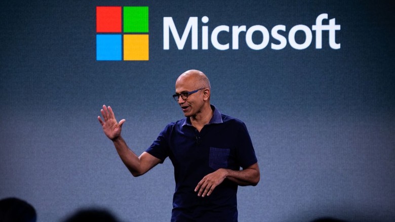 Nhờ định hướng của CEO Satya Nadella, Microsoft phát triển vượt bậc, thay đổi ngôi vị độc tôn của Apple trên thị trường công nghệ. Ảnh: CNN.