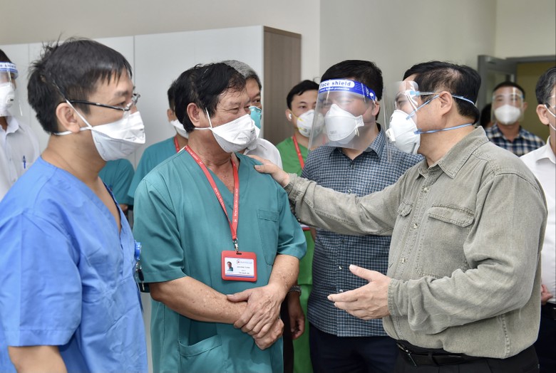 Thủ tướng Phạm Minh Chính động viên các y bác sĩ tại Bệnh viện quốc tế Becamex Bình Dương - Ảnh: VGP
