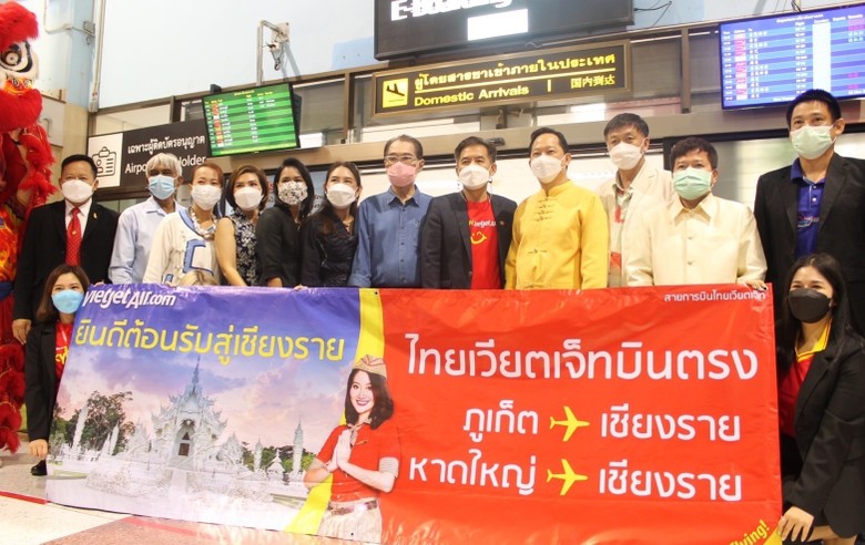 CEO Vietjet Thái Lan, ông Woranate Laprabang (áo đỏ, giữa) cùng các lãnh đạo địa phương và sân bay chào đón các chuyến bay quay trở lại từ sân bay quốc tế Chiang Rai đến Phuket và Hat Yai.  

