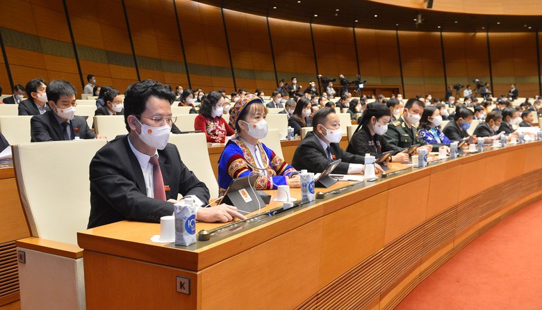 Các vị đại biểu Quốc hội ấn nút biểu quyết thông qua Nghị quyết về Dự toán ngân sách nhà nước năm 2022 - Ảnh: Quốc hội


