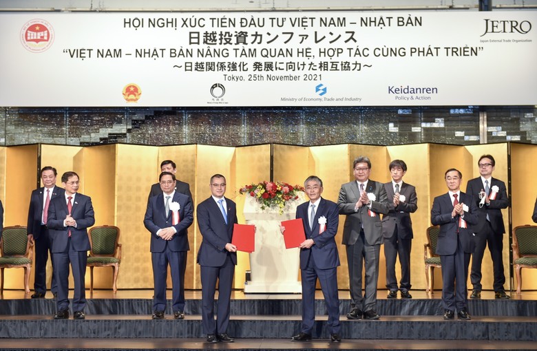 Thủ tướng Phạm Minh Chính và các thành viên đoàn đại biểu cấp cao Việt Nam chứng kiến lễ trao đổi các thỏa thuận hợp tác kinh tế với tổng trị giá nhiều tỷ USD - Ảnh: VGP
