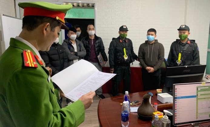 Cơ quan Cảnh sát điều tra Công an tỉnh Quảng Bình thi hành lệnh khám xét khẩn cấp nơi ở của Hoàng Trung Thương - Ảnh: Công an Quảng Bình