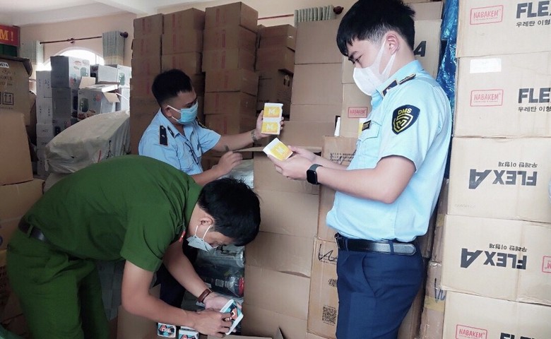 Lực lượng chức năng kiểm tra lô hàng hóa vi phạm - Ảnh: Cục QLTT Phú Yên