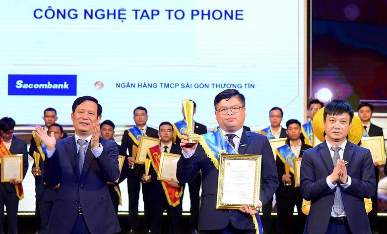 Ông Phạm Đức Duy - Giám đốc Trung tâm thẻ Sacombank, đại diện ngân hàng nhận giải thưởng Sao Khuê