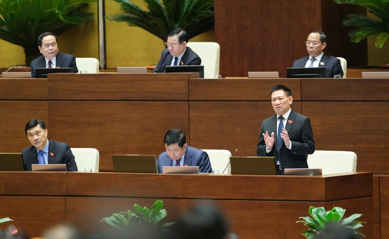 Bộ trưởng Bộ Tài chính Hồ Đức Phớc giải trình một số nhóm nội dung đại biểu quan tâm tại phiên thảo luận sáng 02/6 - Ảnh: Quốc hội