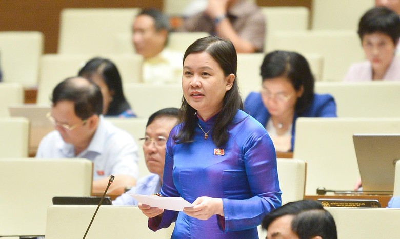 Đại biểu Nguyễn Phương Thủy (đoàn ĐBQH TP.Hà Nội) đặt câu hỏi cho Thống đốc NHNN - Ảnh: Quốc hội