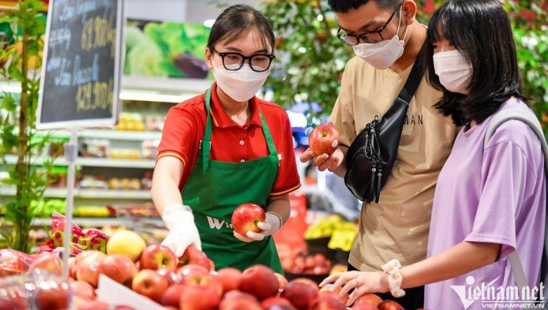 Trái cây nhập khẩu chiếm quầy kệ siêu thị - Ảnh: Nhật Sinh 