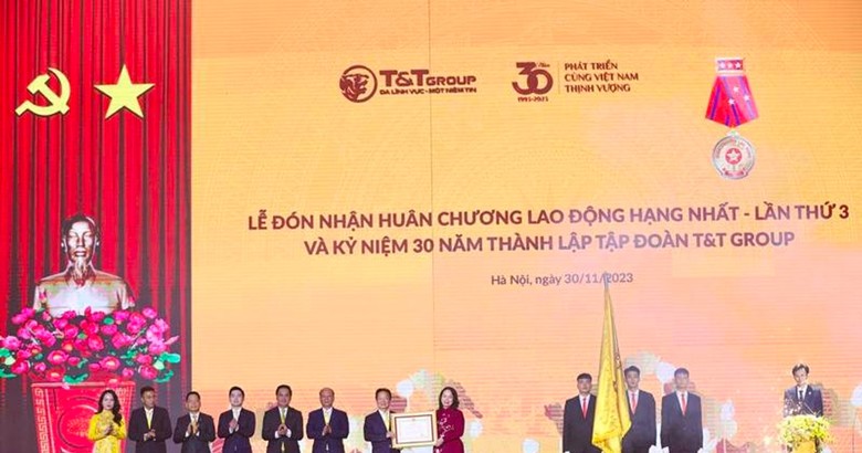 Bà Võ Thị Ánh Xuân, Ủy viên Ban Chấp hành Trung ương Đảng, Phó Chủ tịch nước CHXHCN Việt Nam thay mặt lãnh đạo Đảng, Nhà nước trao tặng Huân chương lao động hạng Nhất cho Tập đoàn T&T Group.