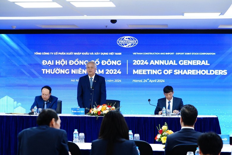 Ông Đào Ngọc Thanh, Chủ tịch HĐQT Vinaconex trả lời câu hỏi của cổ đông tại ĐHĐCĐ thường niên 2024