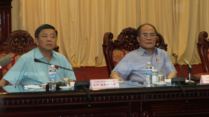 Chủ tịch Quốc hội Nguyễn Sinh Hùng (bìa phải) tại phiên thảo luận tổ sáng 23-5 - Ảnh: V.V.Thành.