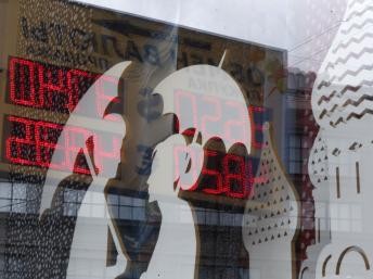 Bảng tỉ giá hối đoái tại một cửa hàng ở Matxcơva ngày 29/08/2014. Đồng rúp tiếp tục mất giá do các biện pháp trừng phạt mới của phương Tây: REUTERS/Sergei Karpukhin