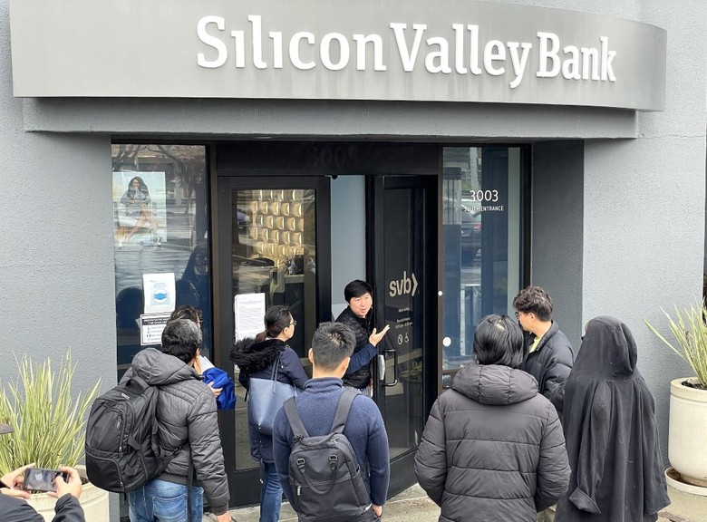 Người dân tập trung bên ngoài trụ sở ngân hàng Silicon Valley Bank (SVB)