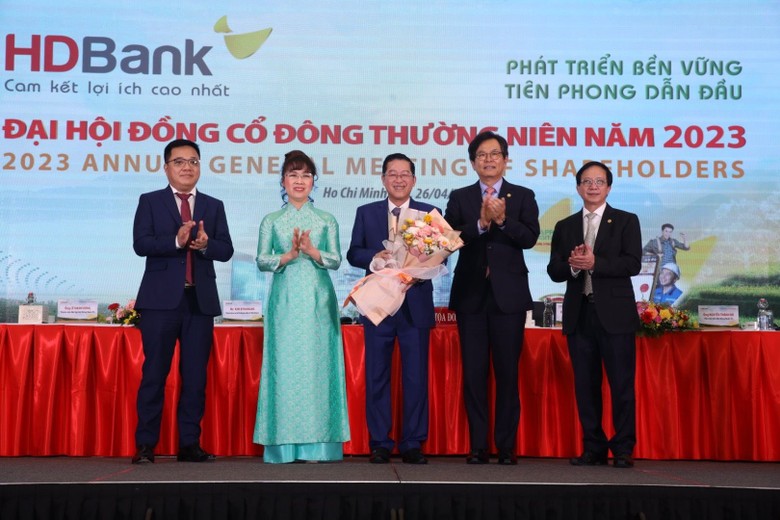 From left to right: Mr. Lê Mạnh Dũng, Independent member of HDBank’s Board of Directors, Madam Nguyễn Thị Phương Thảo, Permanent Deputy Chairwoman of the Board of Directors, Mr. Phạm Quốc Thanh, Member of the Board of Directors cum Chief Executive Officer, Mr. Kim Byoungho, Chairman of the Board of Directors, Independent BOD member, and Mr. Nguyễn Thành Đô, Vice Chairman of the Board of Directors.