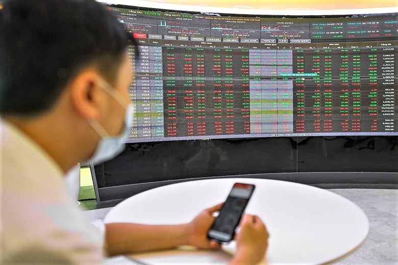 Các doanh nghiệp đang phải giải bài toán huy động vốn thông qua các đợt phát hành cổ phiếu trên thị trường chứng khoán. Ảnh: Nam Khánh.