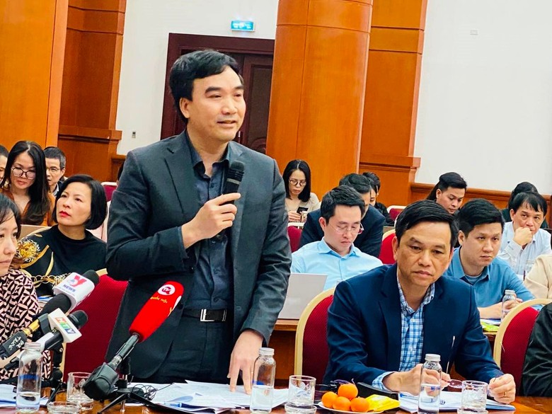 Ông Phạm Văn Bình, Phó Cục trưởng Cục Quản lý giá - Bộ Tài chính trả lời câu hỏi của báo chí