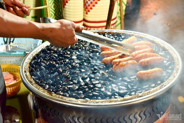 Trung Quốc "ồ ạt" rót vốn đầu tư vào Việt Nam, ẩm thực cũng làm mưa làm gió thị trường F&B: Cà phê ớt, lạp xưởng nướng đá, trà chanh giã tay cho đến Mixue, Haidilao đều "nóng rẫy"
