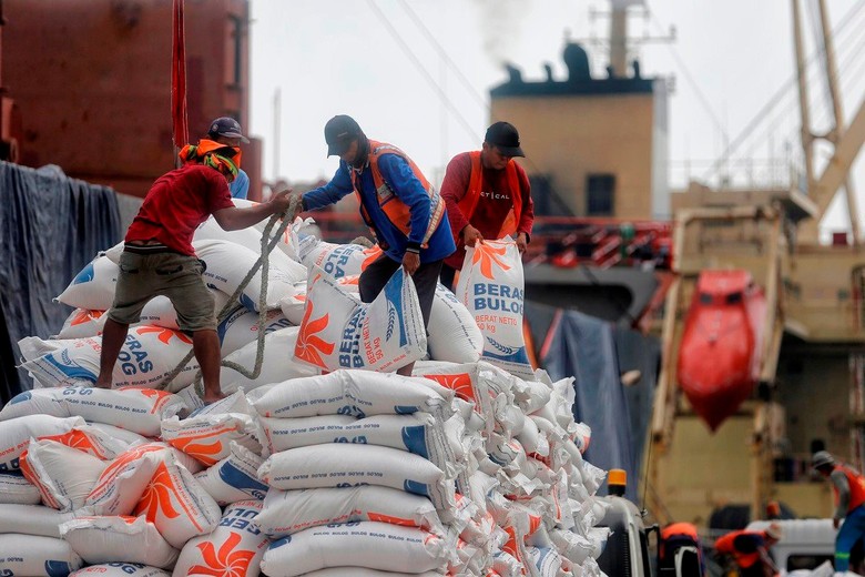 Công nhân đang dỡ gạo nhập khẩu mới đến từ Thái Lan tại cảng Tanjung Priok ở Jakarta.
