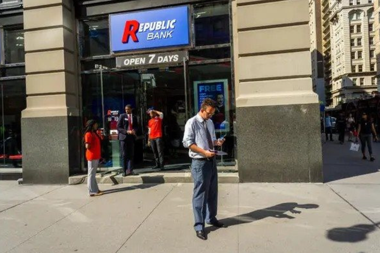 Ngân hàng Republic First Bank bị đóng cửa vào hôm 26/4. Ảnh: Reuters