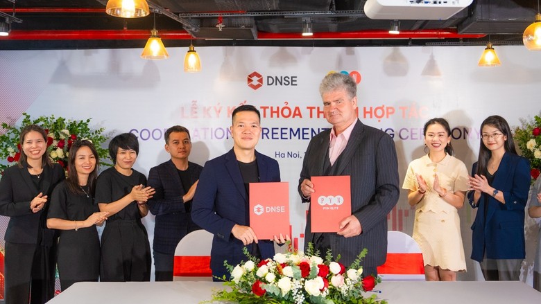 Ông Nguyễn Hoàng Giang, Chủ tịch HĐQT DNSE (bên trái) và ông Petri Deryng, Nhà sáng lập PYN Elite Fund (bên phải) ký thỏa thuận hợp tác