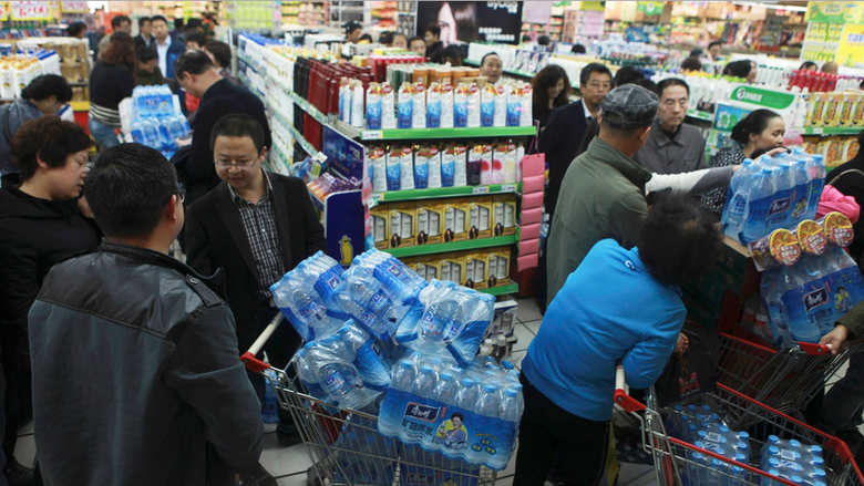 Người dân thành phố Lan Châu, tỉnh Cam Túc đổ xô mua nước đóng chai dự trữ - Ảnh: Reuters