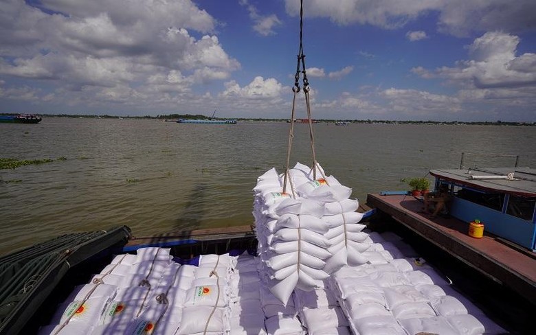 Gạo được vận chuyển bằng ghe cập cảng - ảnh: Lộc Trời Group 