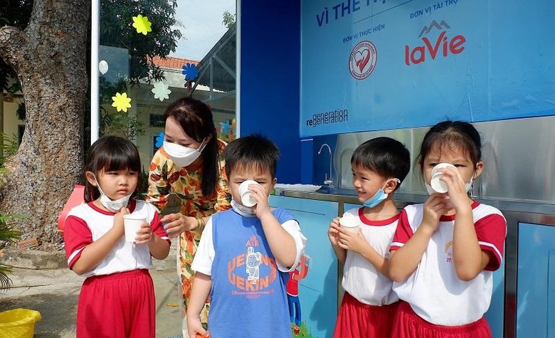 La Vie trao tặng hệ thống nước uống trực tiếp đến 28 trường học