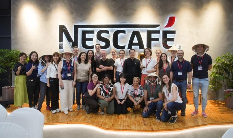 Đoàn phóng viên quốc tế thăm quan Trung tâm Thông tin NESCAFÉ thuộc nhà máy Trị An, tỉnh Đồng Nai.
