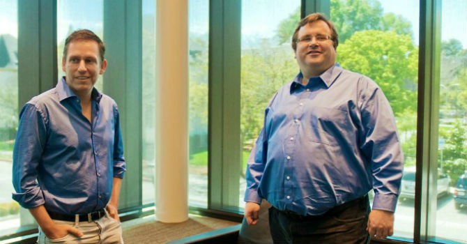 Peter Thiel và Reid Hoffman là đôi bạn thân nổi tiếng, có tầm ảnh hưởng tại thung lũng Silicon. Ảnh: Forbes.
