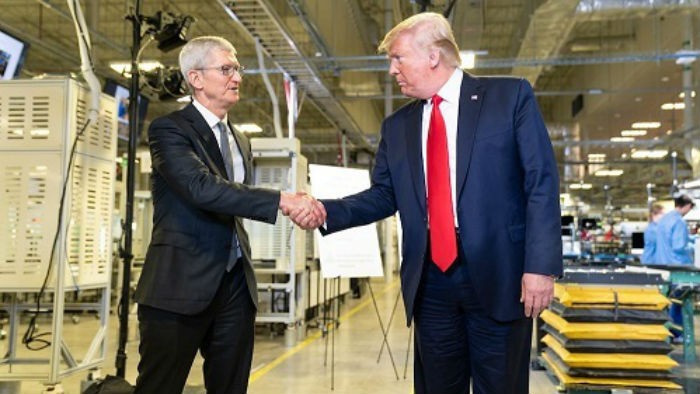 Apple rất khó từ chối khi đang phụ thuộc vào mối quan hệ với Trump để tránh tăng thuế thiết bị sản xuất tại Trung Quốc. Ảnh: CNBC.