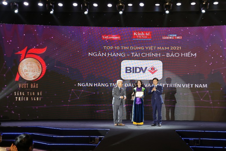 Đại diện BIDV nhận giải Top 10 Tin dùng Việt Nam