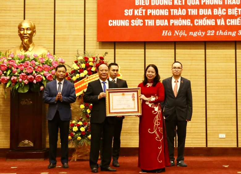 Ông Nguyễn Tất Thắng – Đại diện T&T Group nhận Huân chương Lao động hạng Ba vì những thành tích xuất sắc trong công tác phòng chống dịch COVID-19