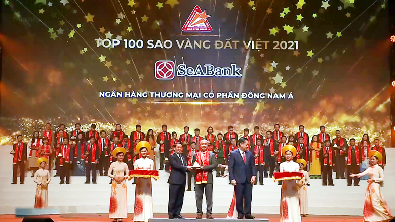 Đại diện SeABank nhận giải thưởng “Top 100 doanh nghiệp Sao vàng đất Việt năm 2021”
