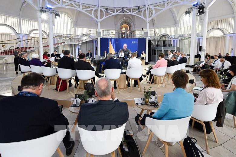 Các Bộ trưởng Tài chính và Thống đốc Ngân hàng Trung ương Nhóm các nền công nghiệp phát triển hàng đầu thế giới (G7) tham dự hội nghị ở thành phố Koenigswinter (Đức) ngày 19/5/2022. Ảnh: AFP/TTXVN