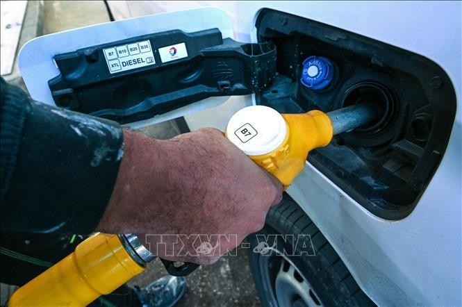 Bơm xăng cho phương tiện tại một trạm xăng ở thành phố Montpellier, Pháp. Ảnh: AFP/TTXVN
