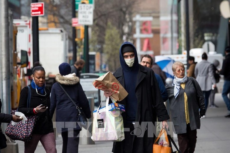 Người dân đeo khẩu trang phòng tránh lây nhiễm COVID-19 tại New York, Mỹ. Ảnh: THX/TTXVN