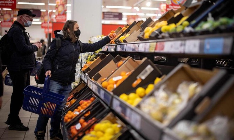 Nhiều người tiêu dùng tại Anh phải thay đổi thói quen mua sắm do giá cả tăng cao. Ảnh: Guardian.