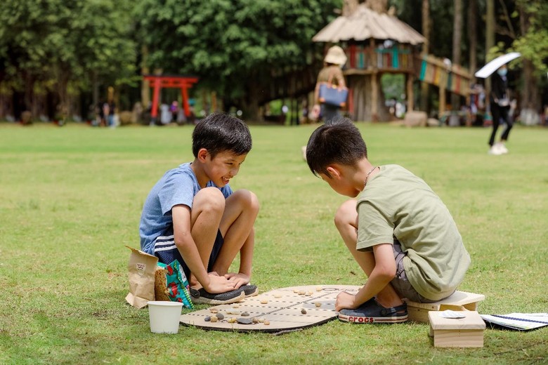 Trẻ được chơi trò chơi dân gian, gần gũi với thiên nhiên