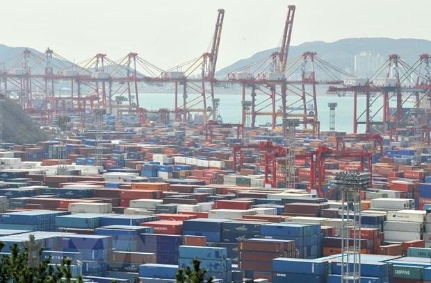 Container hàng hóa được bốc dỡ tại cảng Busan, Hàn Quốc. (Ảnh: AFP/TTXVN)