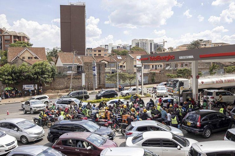 Các tài xế xếp hàng dài tại một trạm xăng ở Nairobi, Kenya. Ảnh: Patrick Meinhardt/Bloomberg.